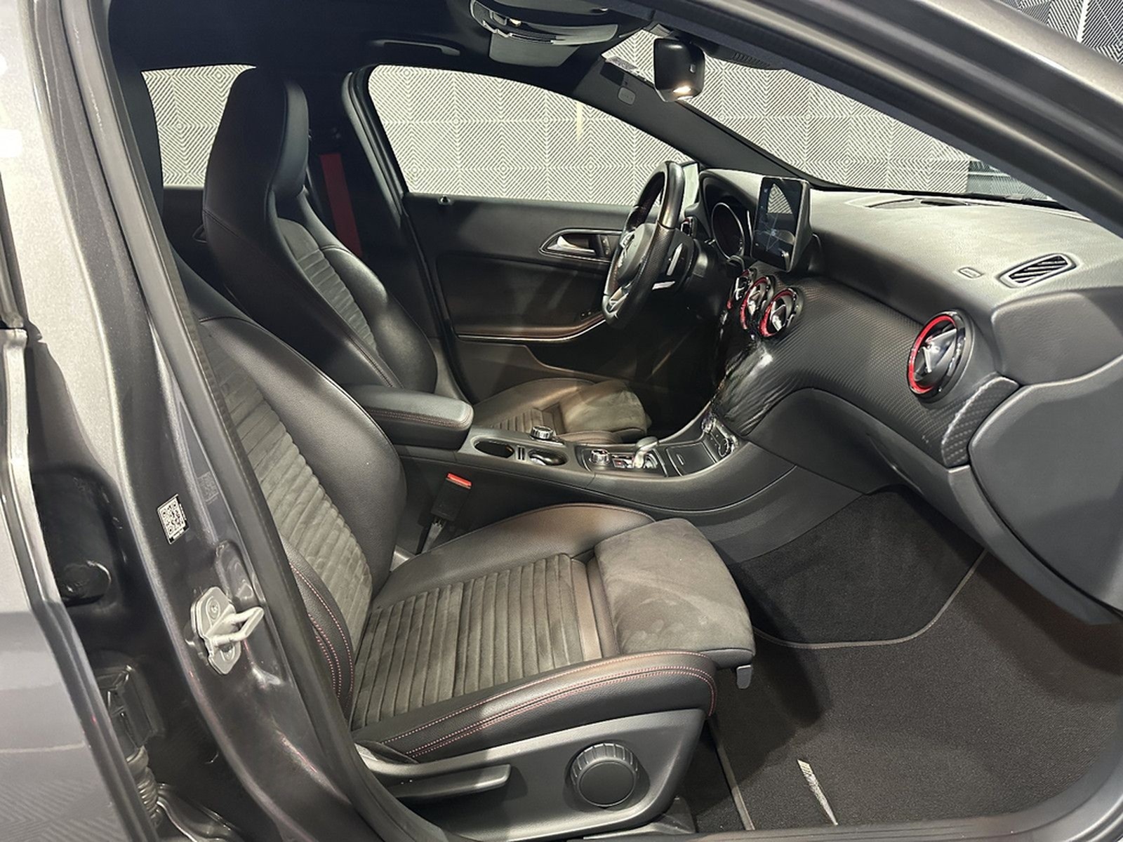 Mercedes-Benz A 45 AMG 4Ma.*NIGHT*LED-PANO-R.KAM-TEMPO-SHZ-19" foto 18