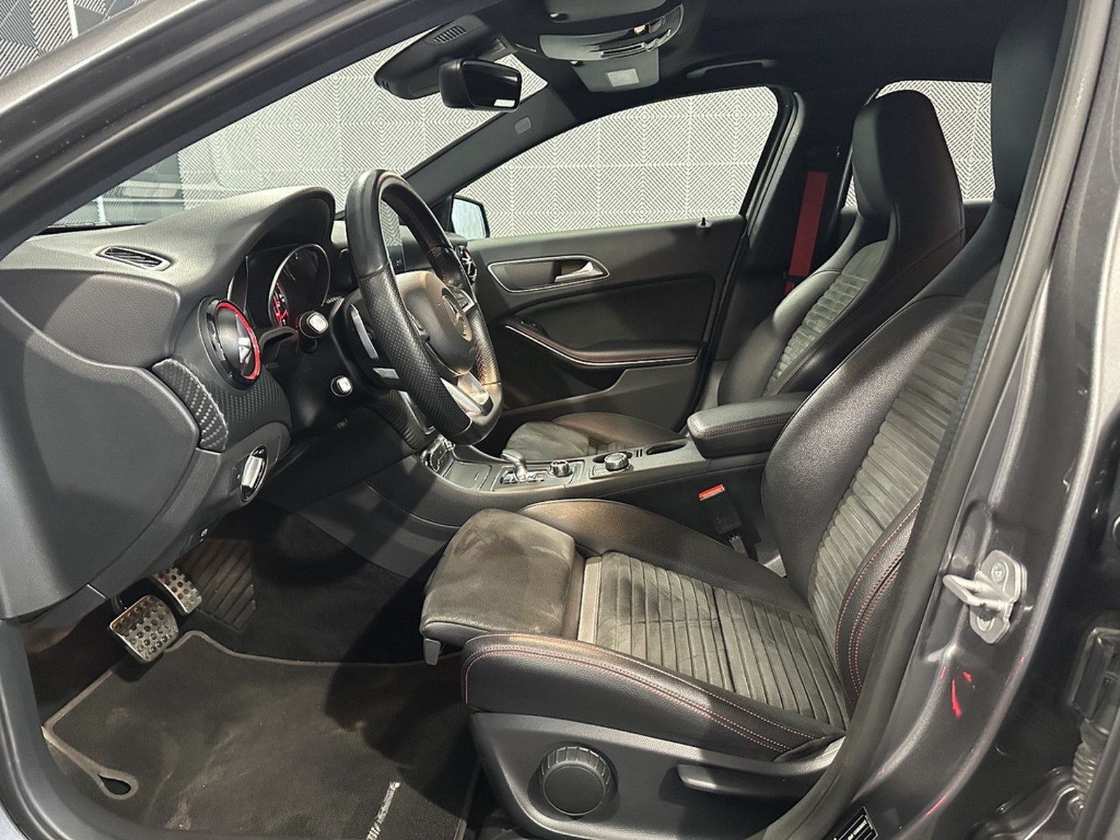 Mercedes-Benz A 45 AMG 4Ma.*NIGHT*LED-PANO-R.KAM-TEMPO-SHZ-19" foto 20