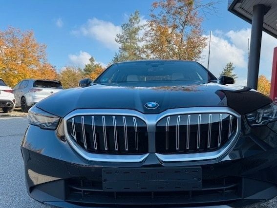 BMW 520d xDrive Limo/Black-White/Pano/H&K/Keyless foto 2