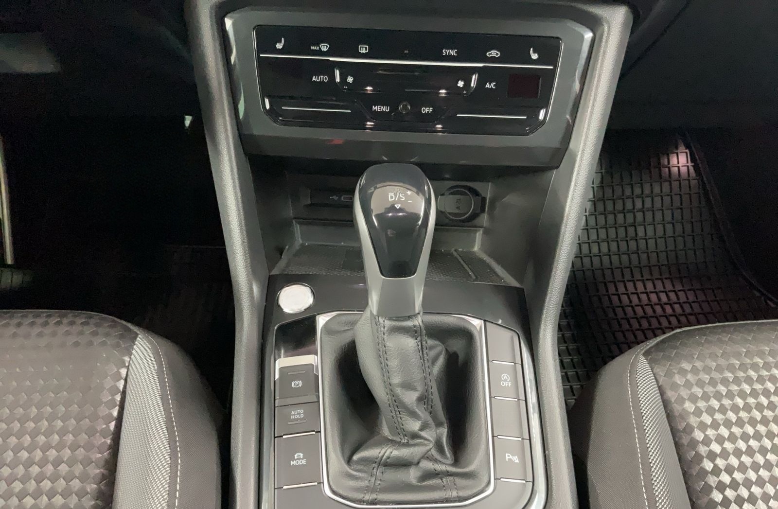 Volkswagen Tiguan Active (AHK.HeadUp.Kamera) 1.5 TSI DSG foto 13