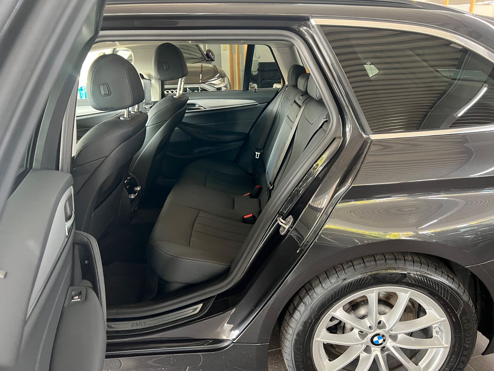 BMW 520d Touring AHK+Driving Assist+HiFi+Parkassist. foto 23