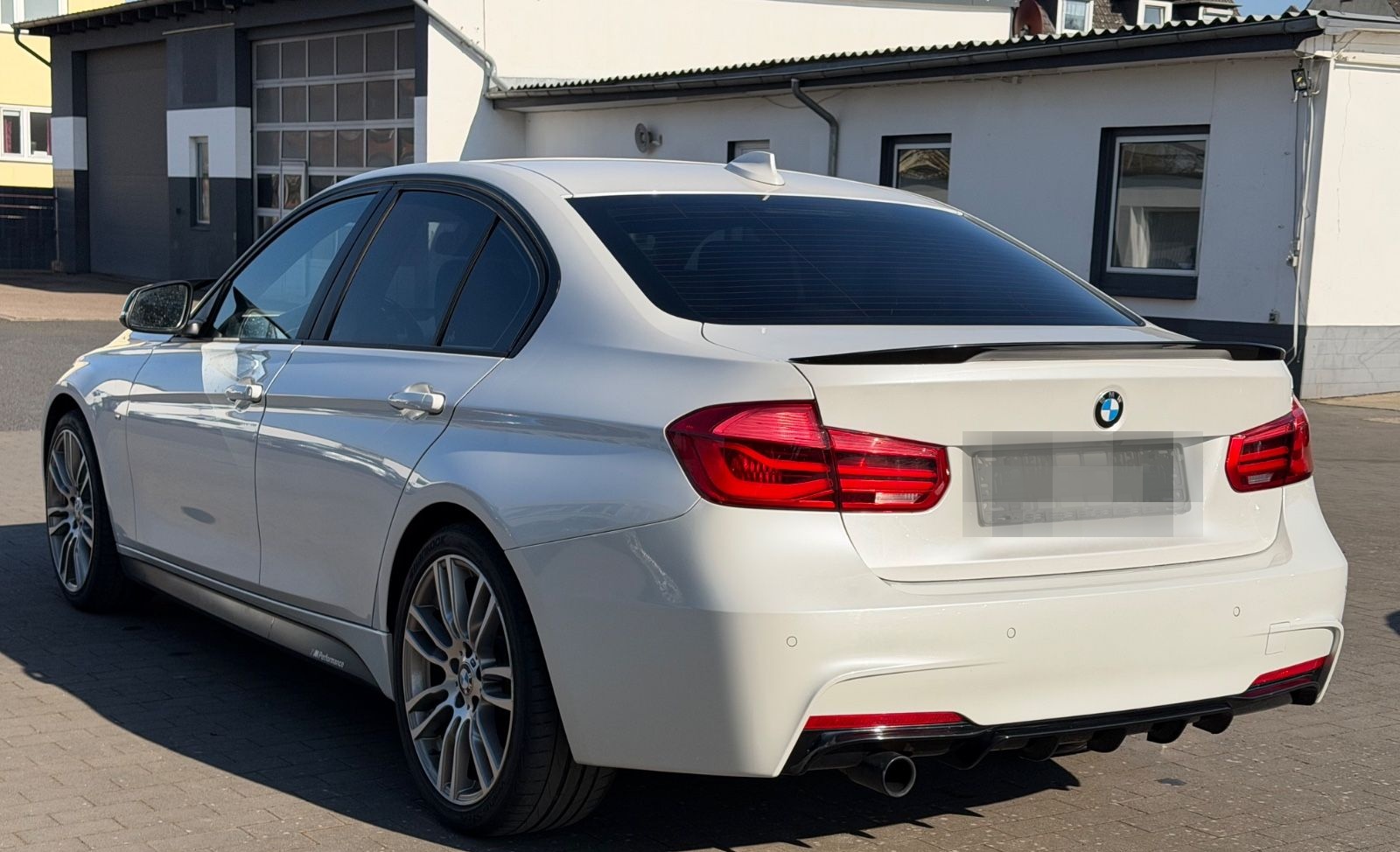 BMW 320i Sport M-Paket LED DKG Weiß-Perl. Leder foto 4