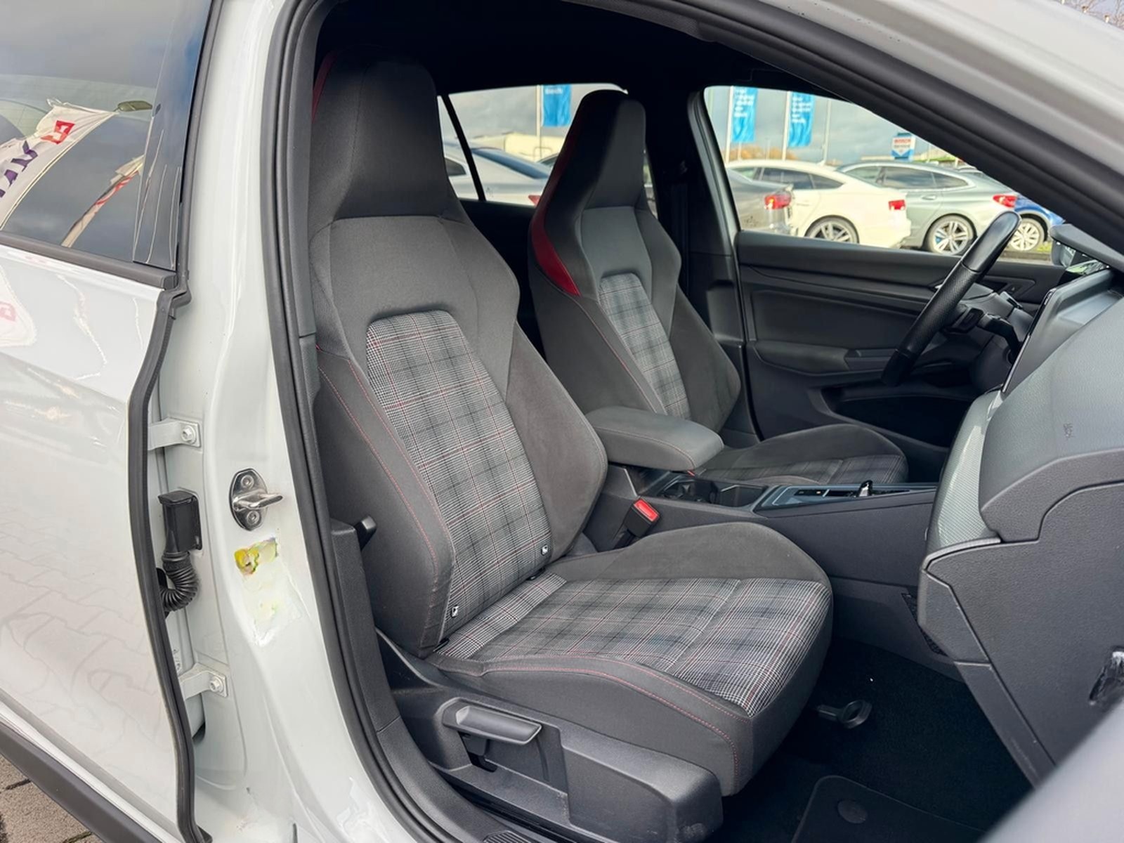 Volkswagen Golf VIII 2.0TSI Lim. GTI DSG*AMBIENTE*NAVI*DAB* foto 16