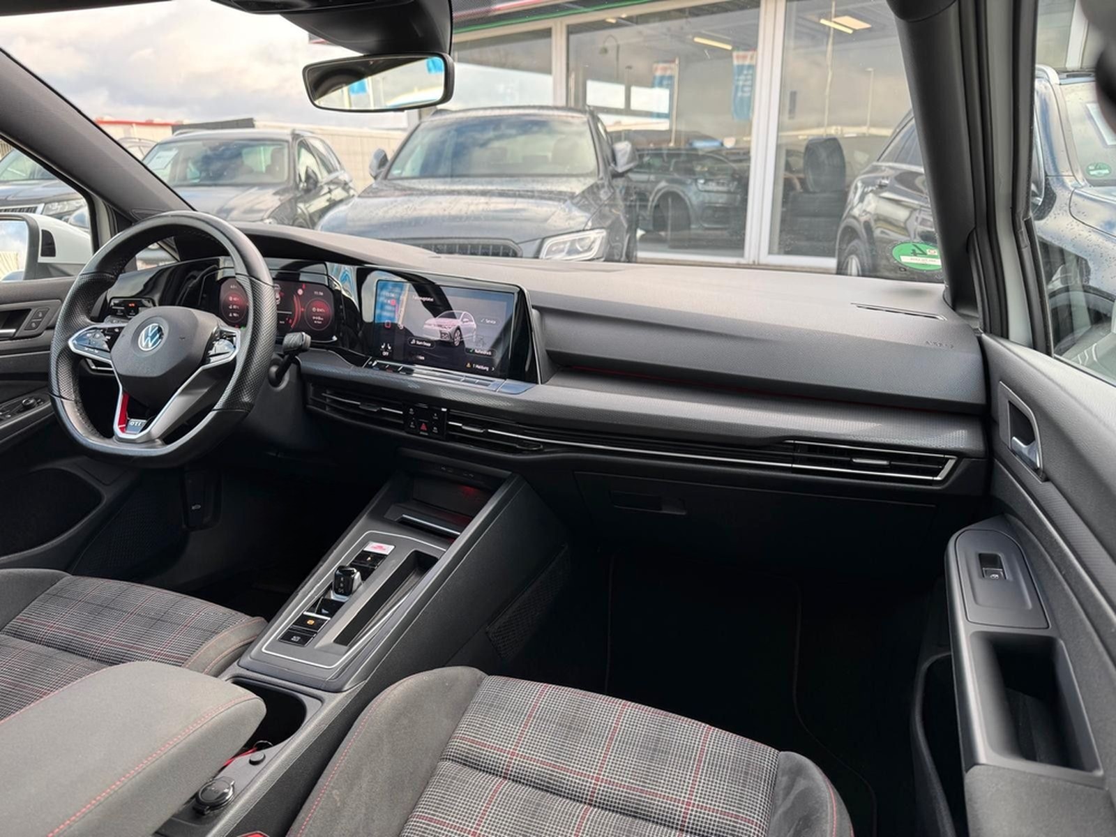 Volkswagen Golf VIII 2.0TSI Lim. GTI DSG*AMBIENTE*NAVI*DAB* foto 9