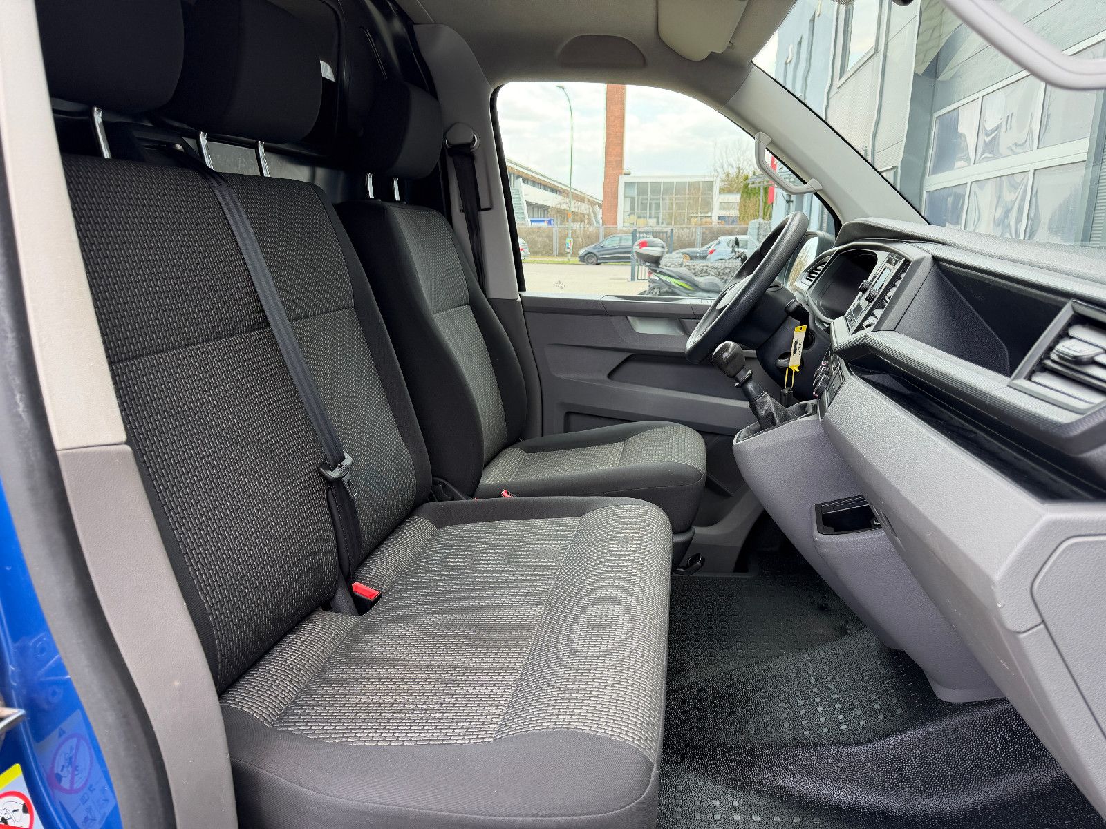 Volkswagen T6.1 Transporter lang*3 Sitze*Klima*AHK*1. Hand* foto 13