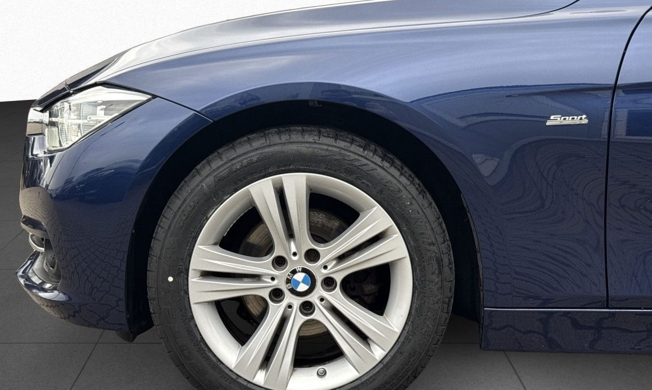 BMW 320i xDrive Sport Line Navi AdapLED AHK RFK Temp foto 17