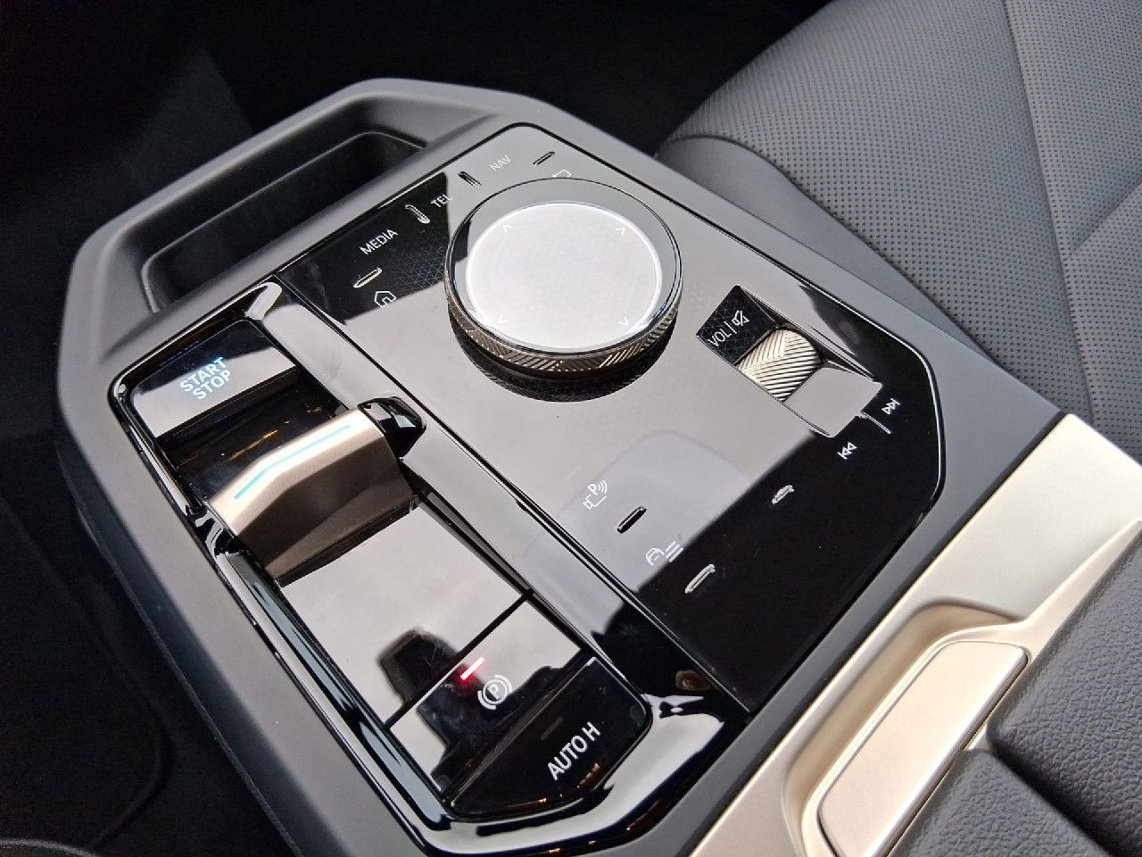 BMW iX xDrive40 Sportpaket ACC 360° H/K SkyL SoftCl foto 12