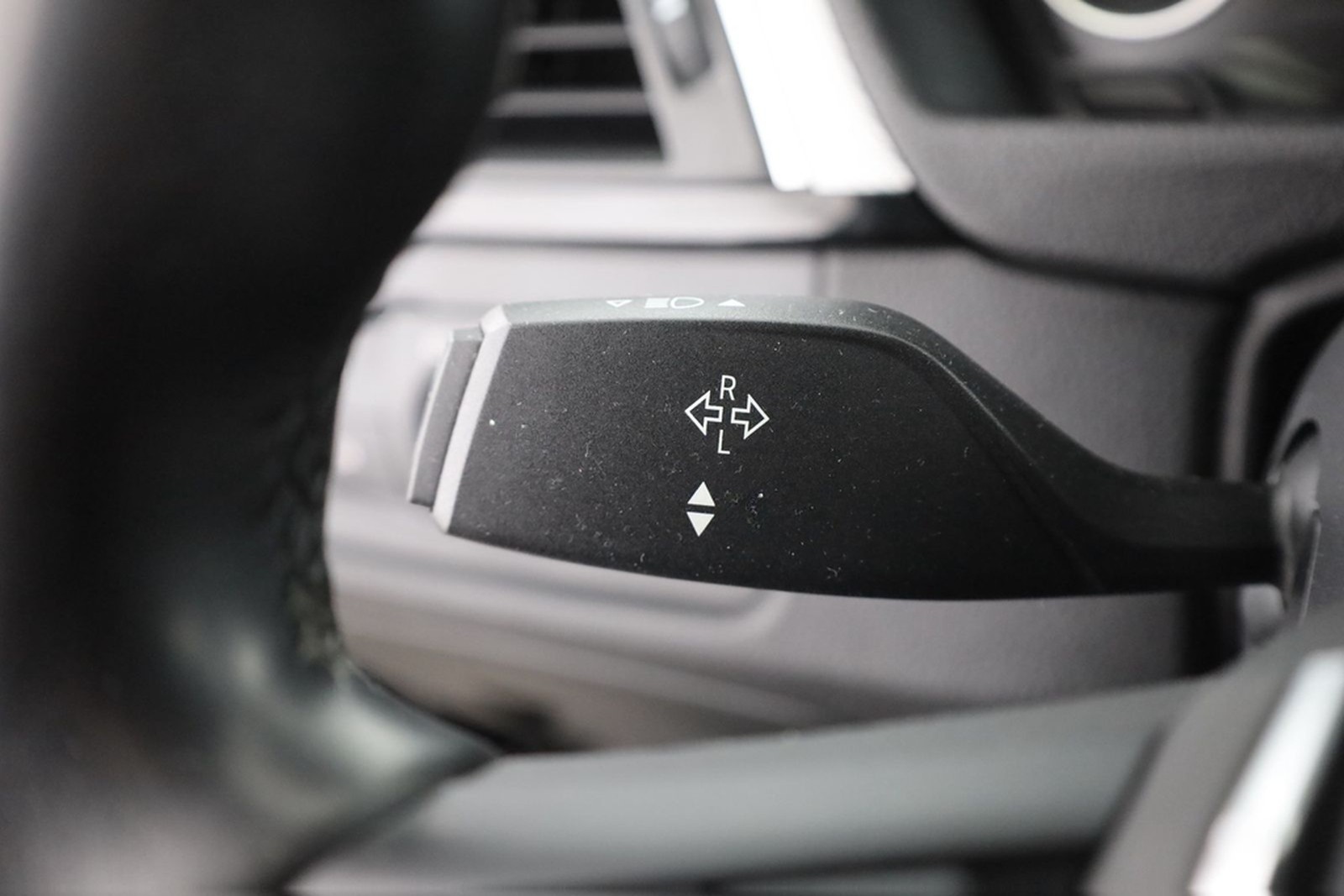 BMW 320i Touring M Sport LED Navi Sitzheizung DAB foto 18