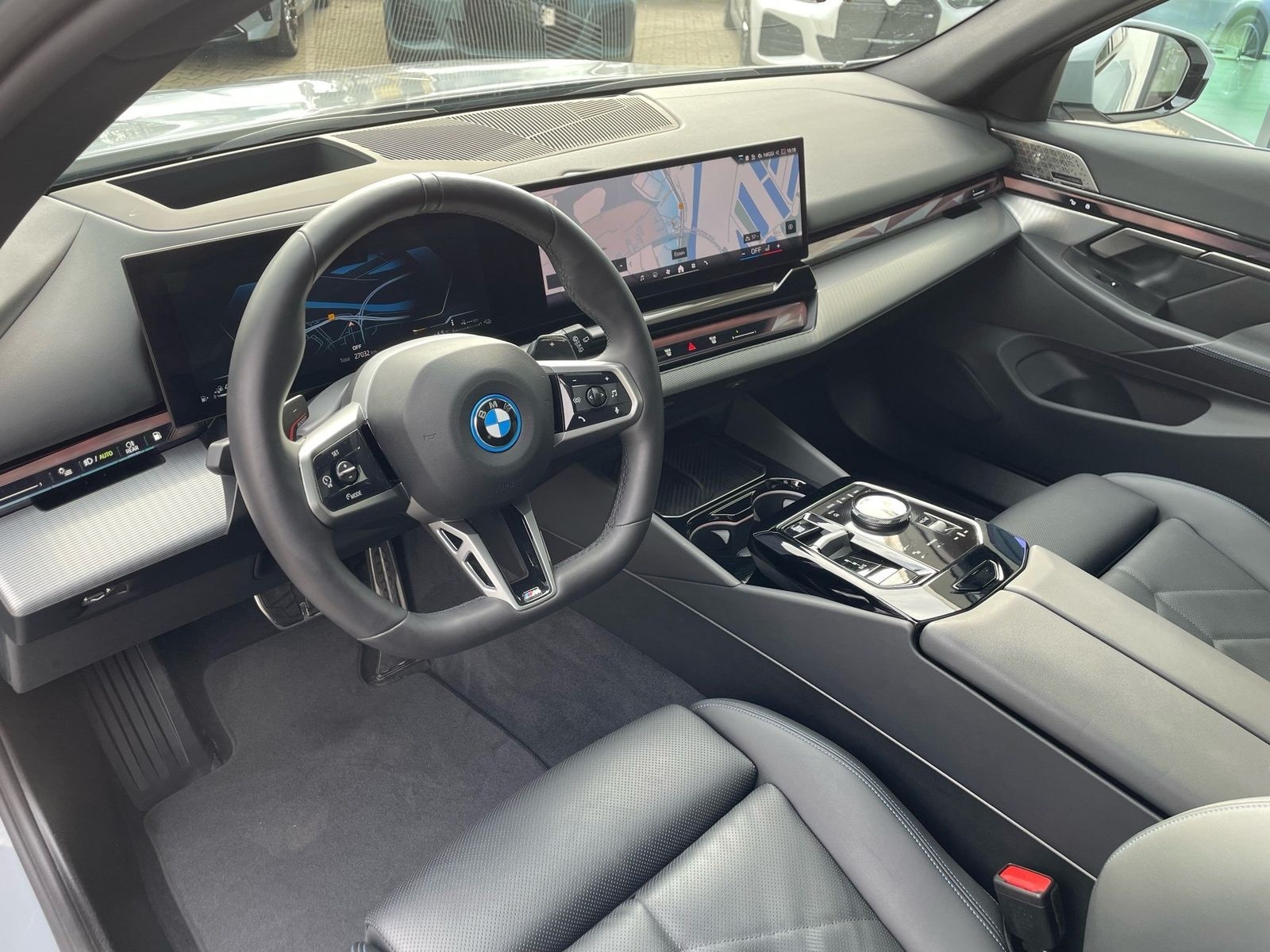 BMW 550e xDrive Tour M Sport || Pano AHK Autobahnass foto 4