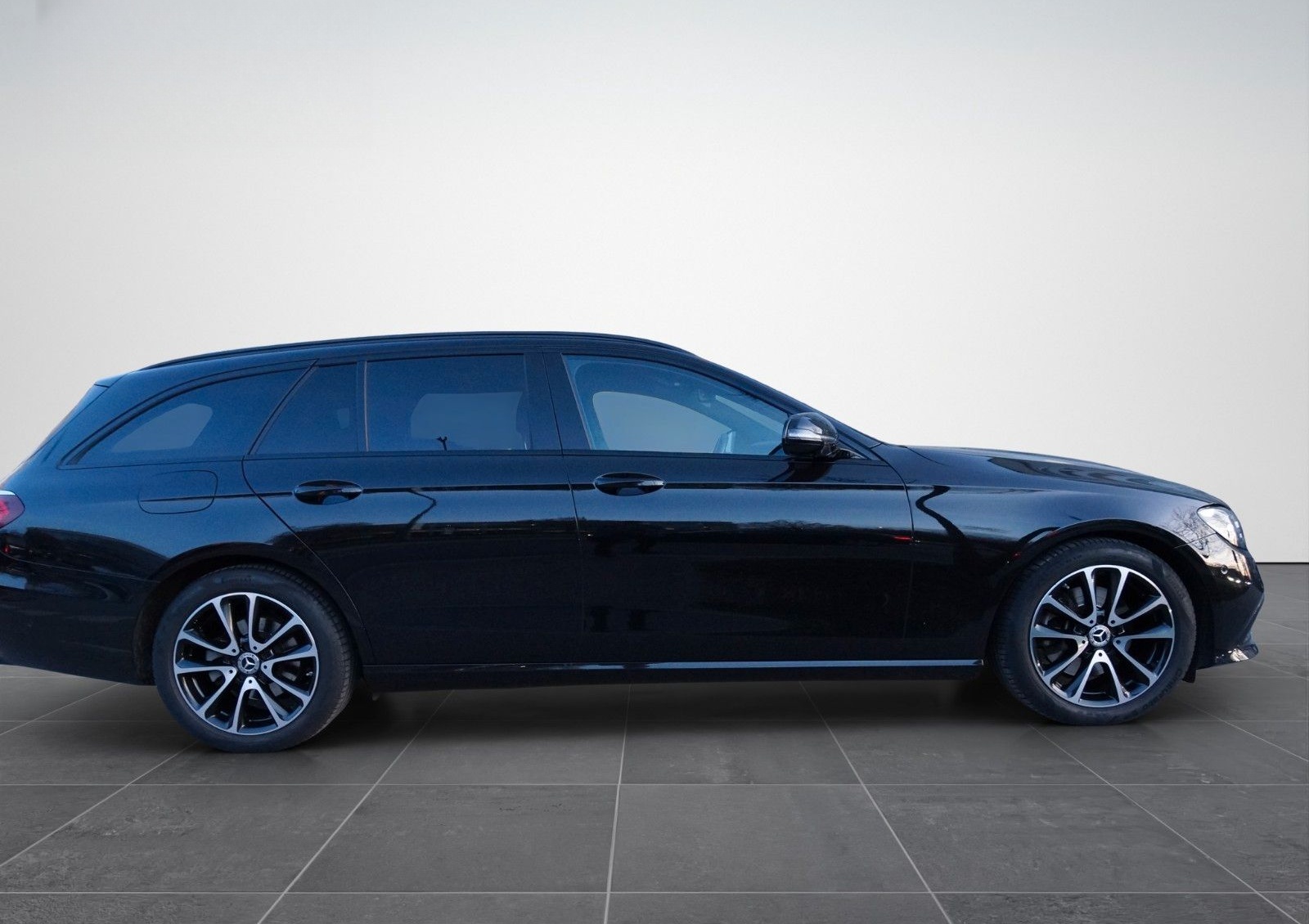 Mercedes-Benz E 220d T/Avantgarde/Led/ACC/360°/Burmester/Night foto 4