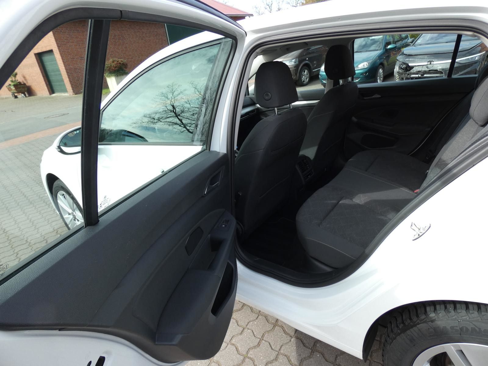 Volkswagen Golf 1.5 eTSI ''LIFE'' DSG NAV LED RFK LM STHZ P foto 4