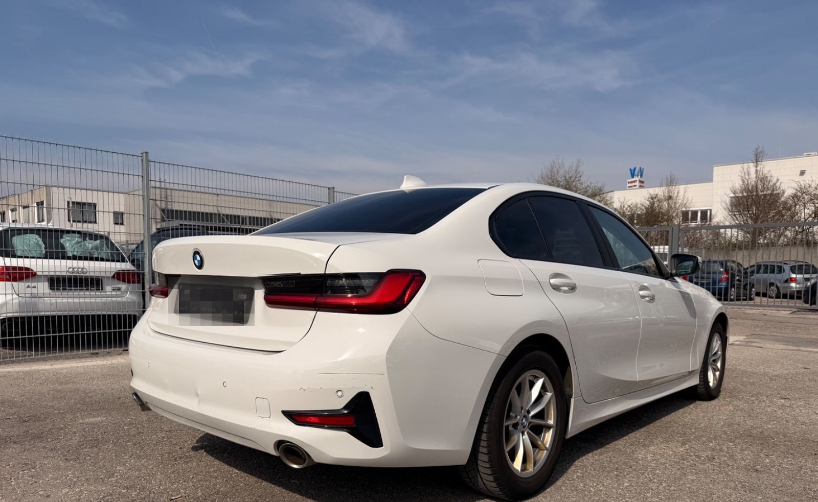 BMW 320 i Advantage-Keyless-Navi-Teilleder-Shz-Sport foto 6