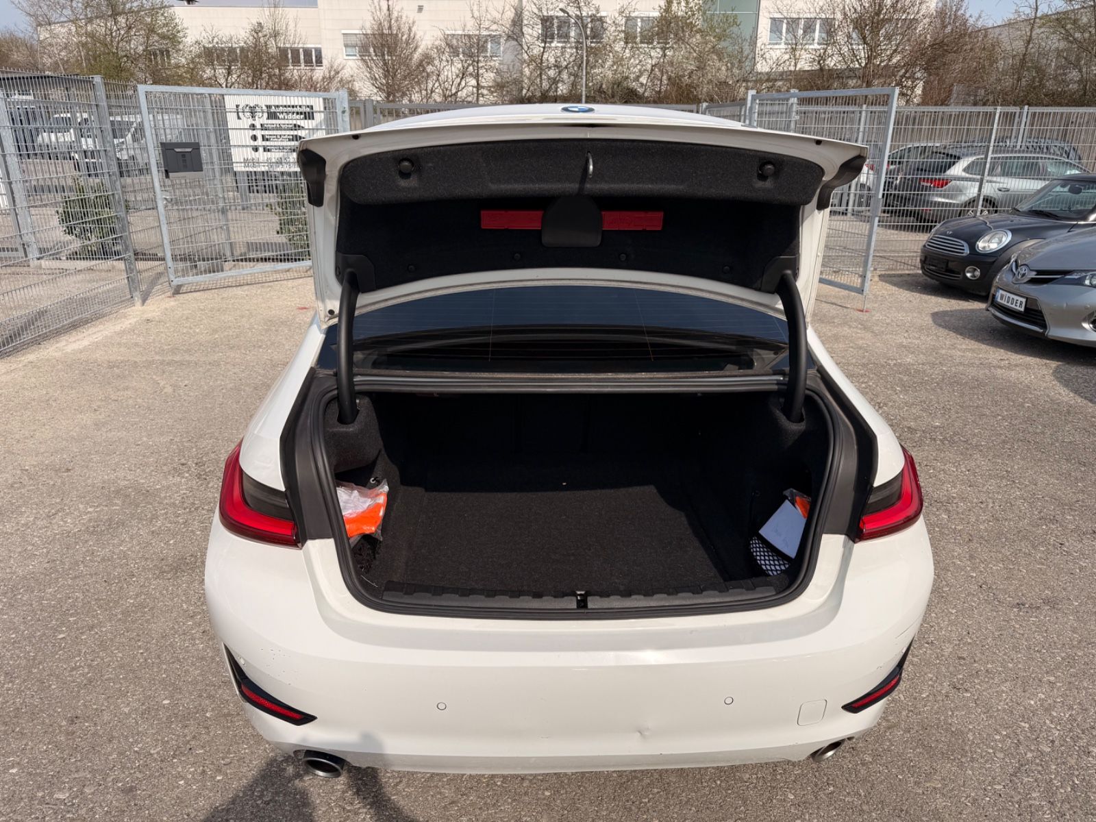 BMW 320 i Advantage-Keyless-Navi-Teilleder-Shz-Sport foto 9