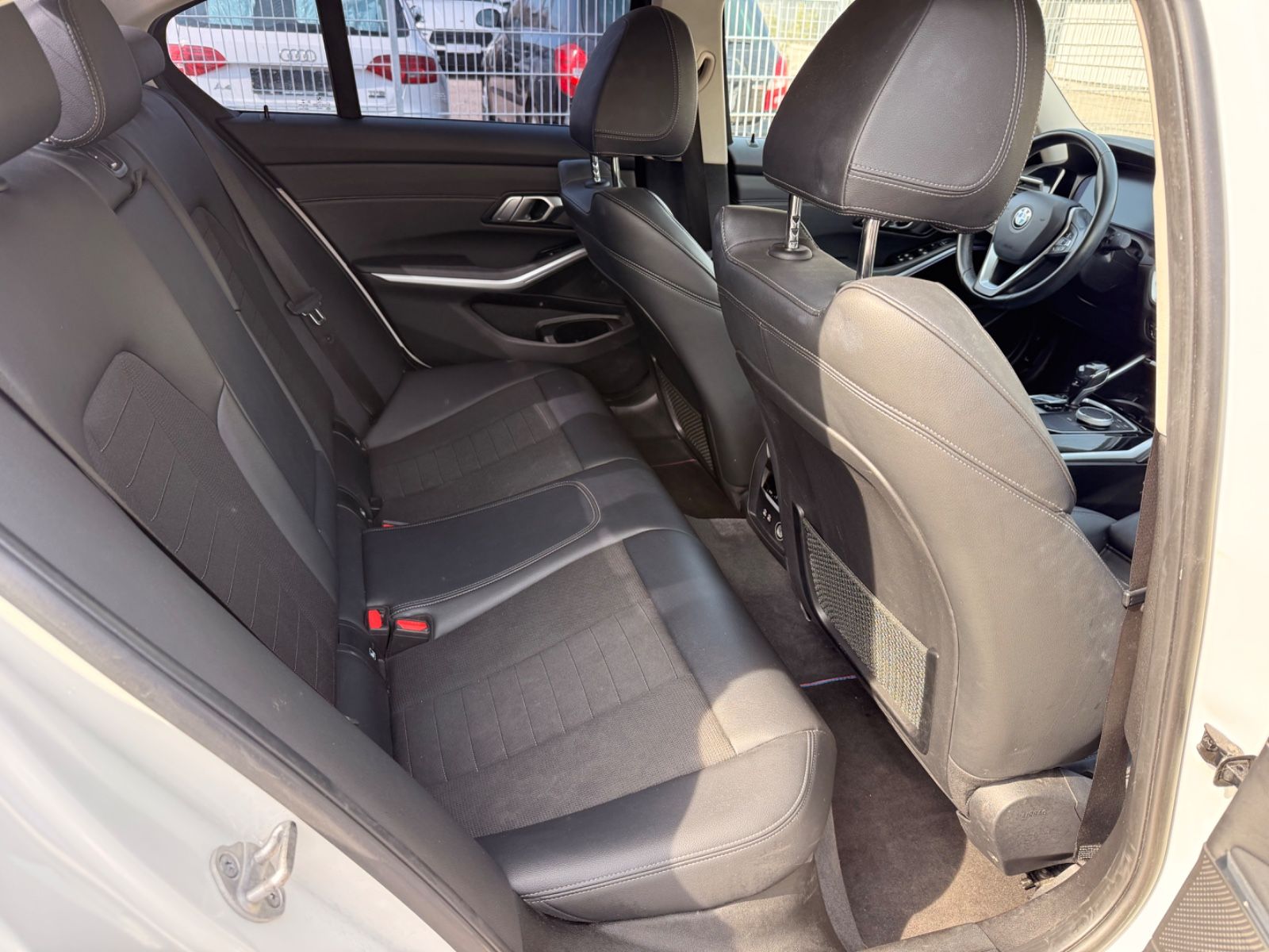 BMW 320 i Advantage-Keyless-Navi-Teilleder-Shz-Sport foto 10