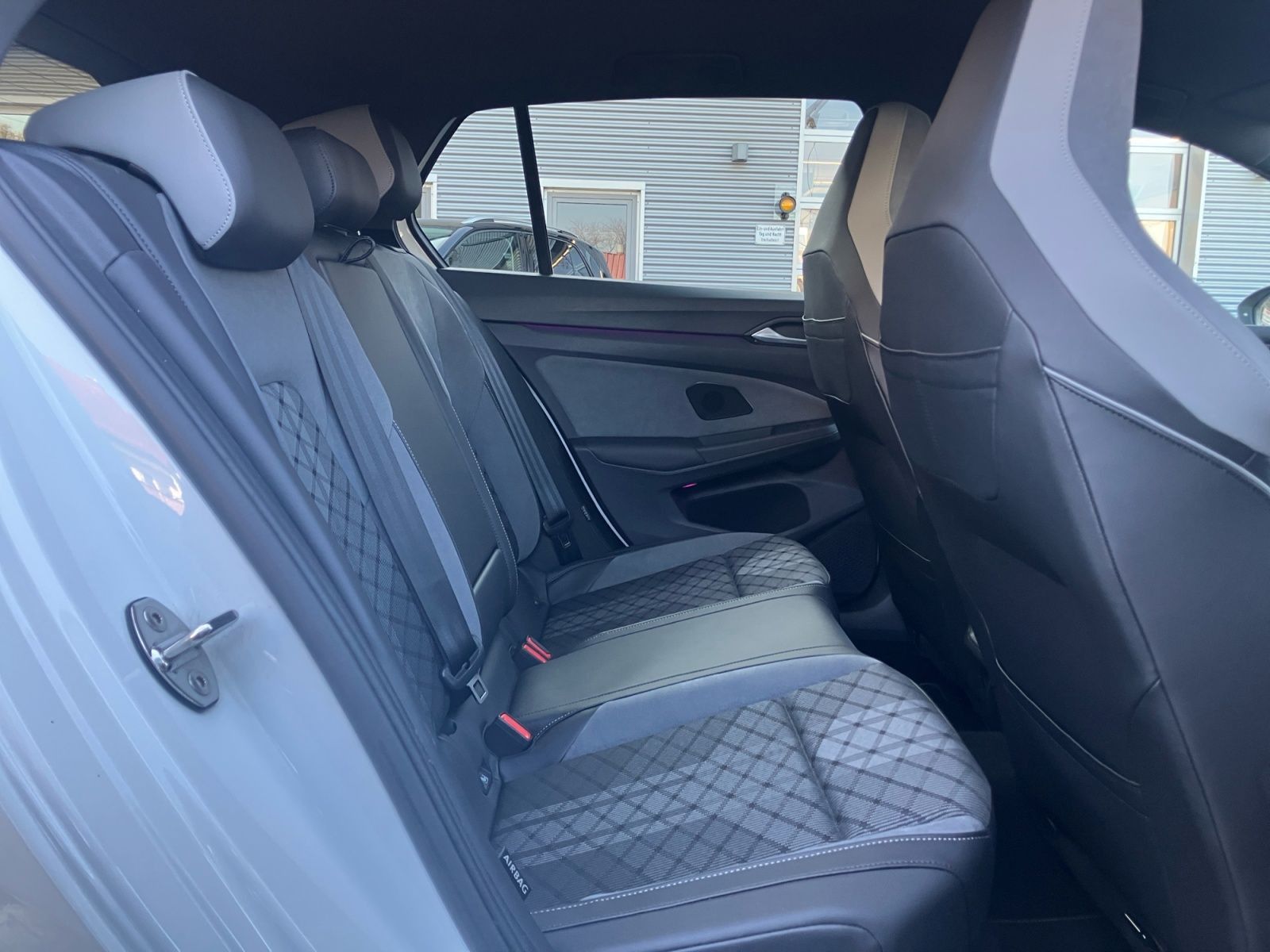 Volkswagen Golf VIII R-Line 1.5 TSI / AppConnect, LED+, ACC foto 16