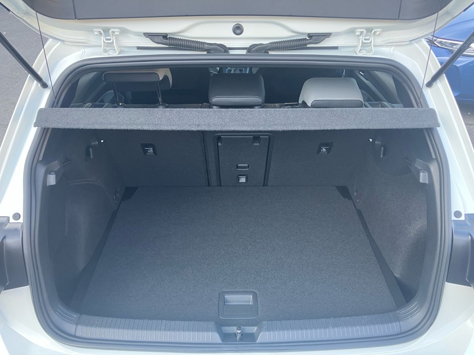 Volkswagen Golf VIII R-Line 1.5 TSI / AppConnect, LED+, ACC foto 17
