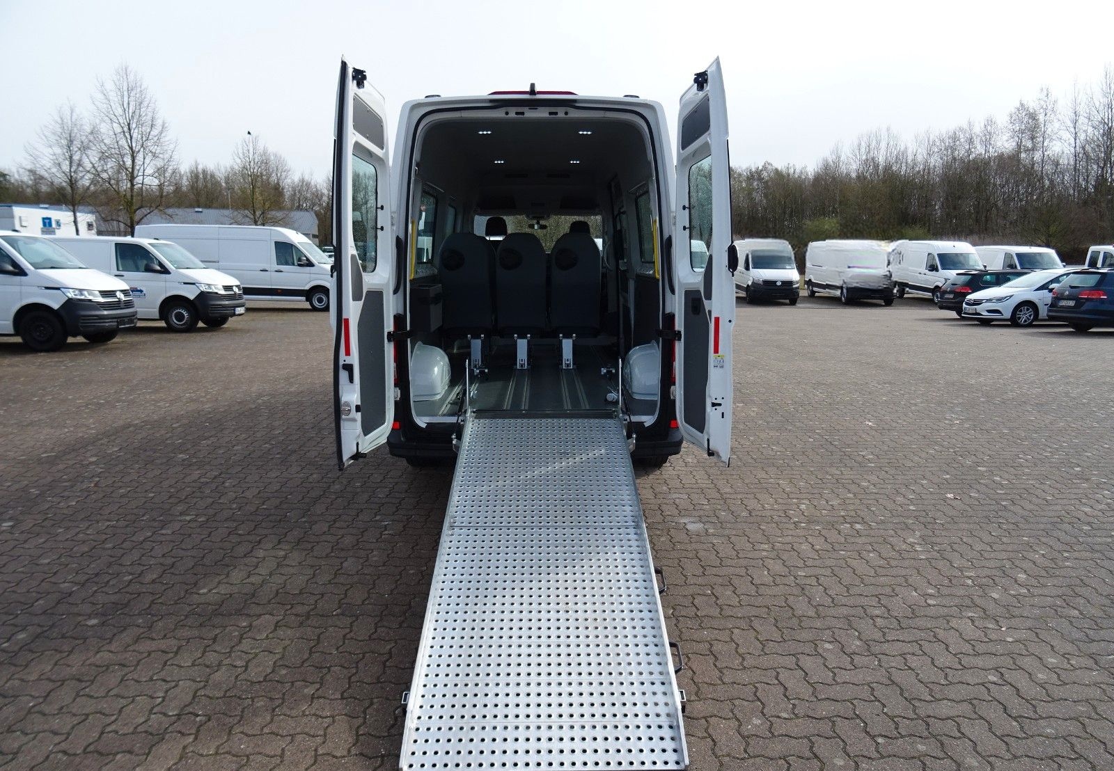 Volkswagen Crafter 35 Kombi LR 8.Sitze Rollstuhlrampe Stand foto 5