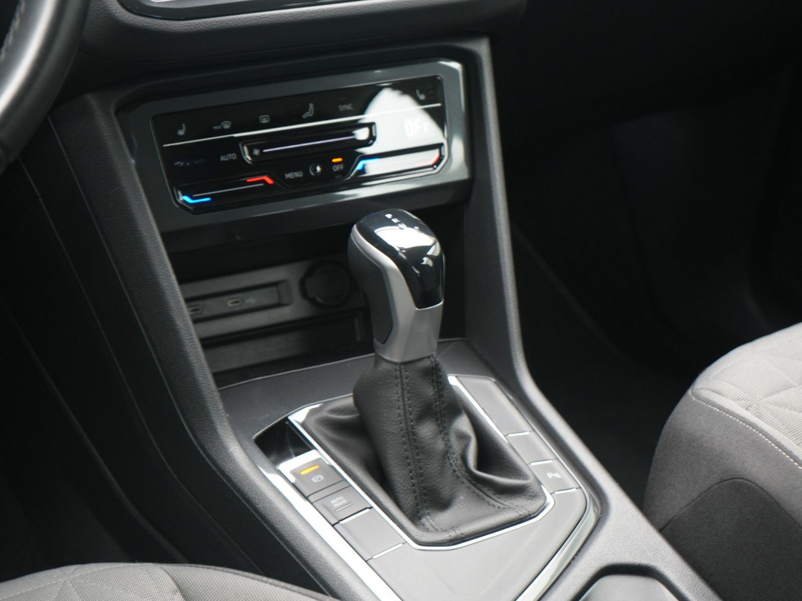 Volkswagen Tiguan Life DSG MATRIX AHK NAVI ACC SHZ CARPLAY foto 12