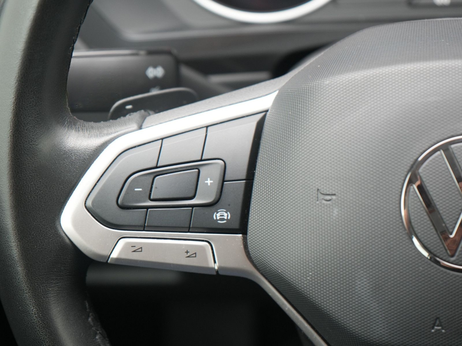 Volkswagen Tiguan Life DSG MATRIX AHK NAVI ACC SHZ CARPLAY foto 7