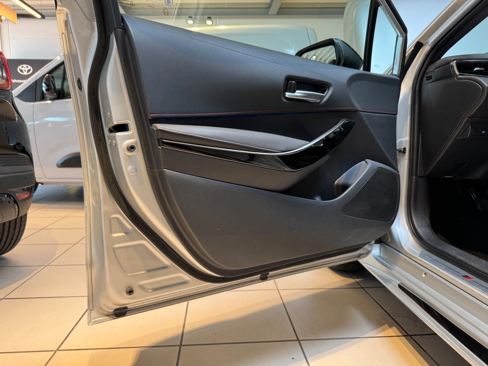 Toyota Corolla 2,0 Hybrid GR Sport 1.hd. 15jRelax foto 20