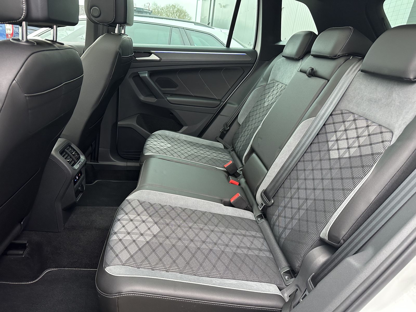 Volkswagen Tiguan R-Line 4M NAV+IQ-LIGHT+PANO+20ZO+360°+ACC foto 11