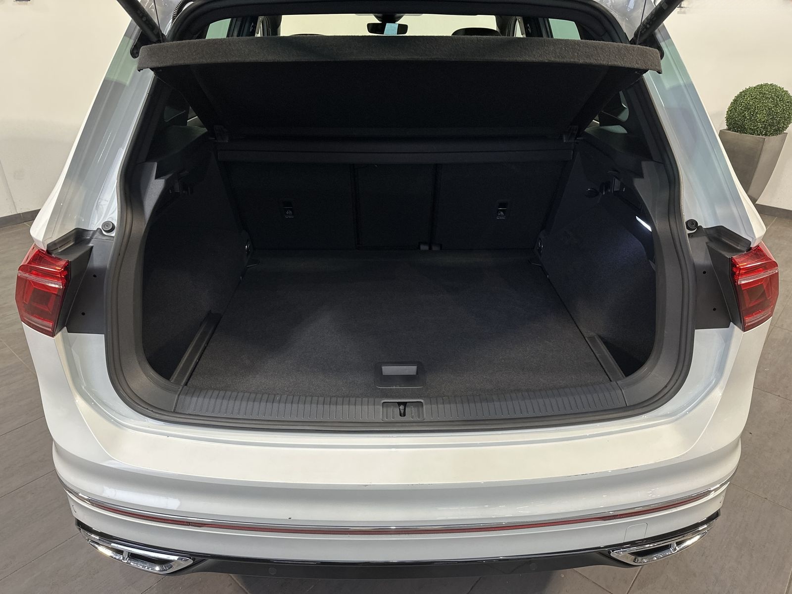 Volkswagen Tiguan R-Line 4M NAV+IQ-LIGHT+PANO+20ZO+360°+ACC foto 6