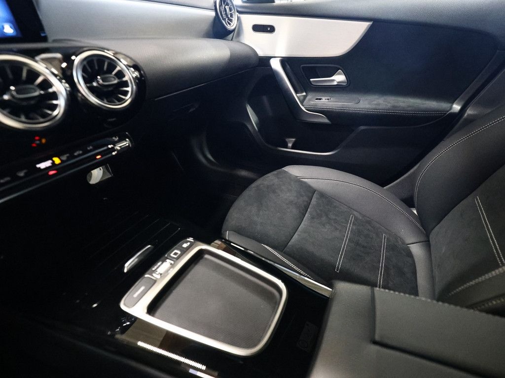 Mercedes-Benz A 180 AMG Special Edition AHK Distr. LED Navi Ka foto 17