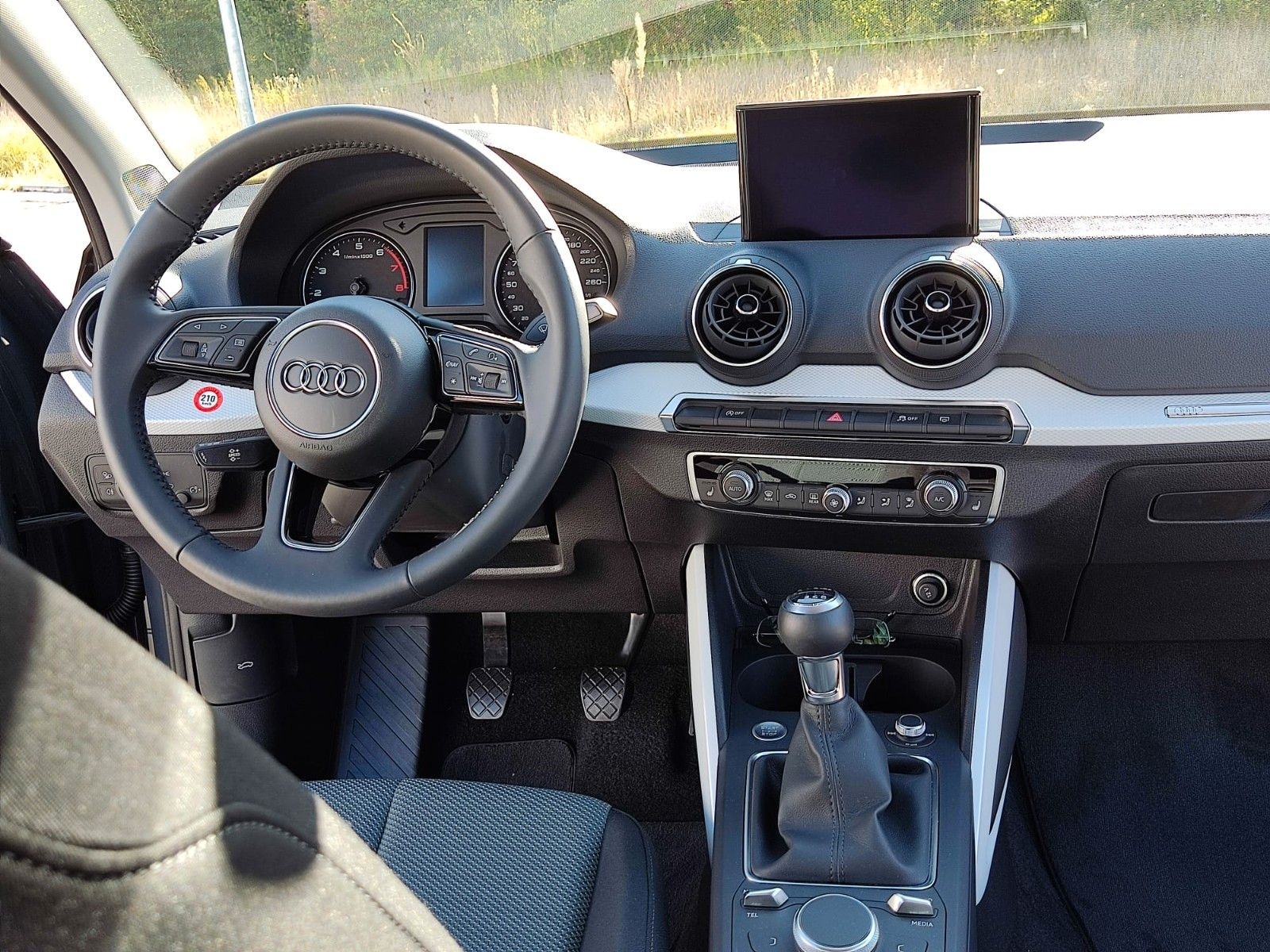 Audi Q2 30 TFSI - Navi, wenig Kilometer foto 11