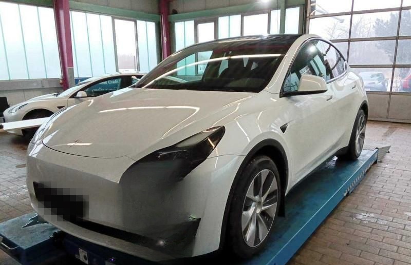Tesla Model Y Basis RWD LEDER AHK KI KAM UVM foto 2