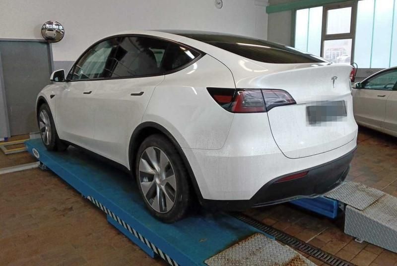 Tesla Model Y Basis RWD LEDER AHK KI KAM UVM foto 7