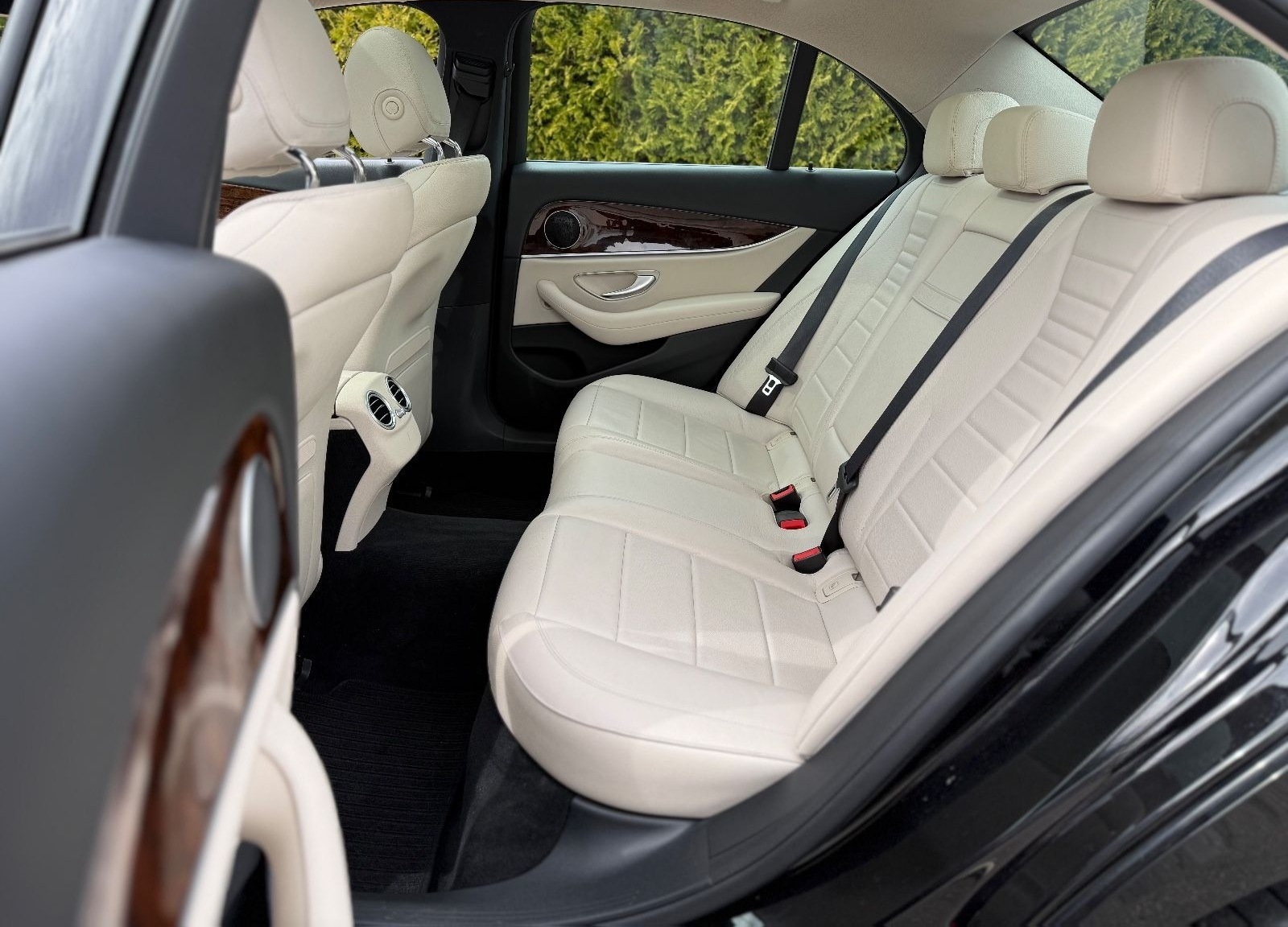 Mercedes-Benz E 350d Limousine*1.HAND*AMG LINE*PANO*LED* foto 28