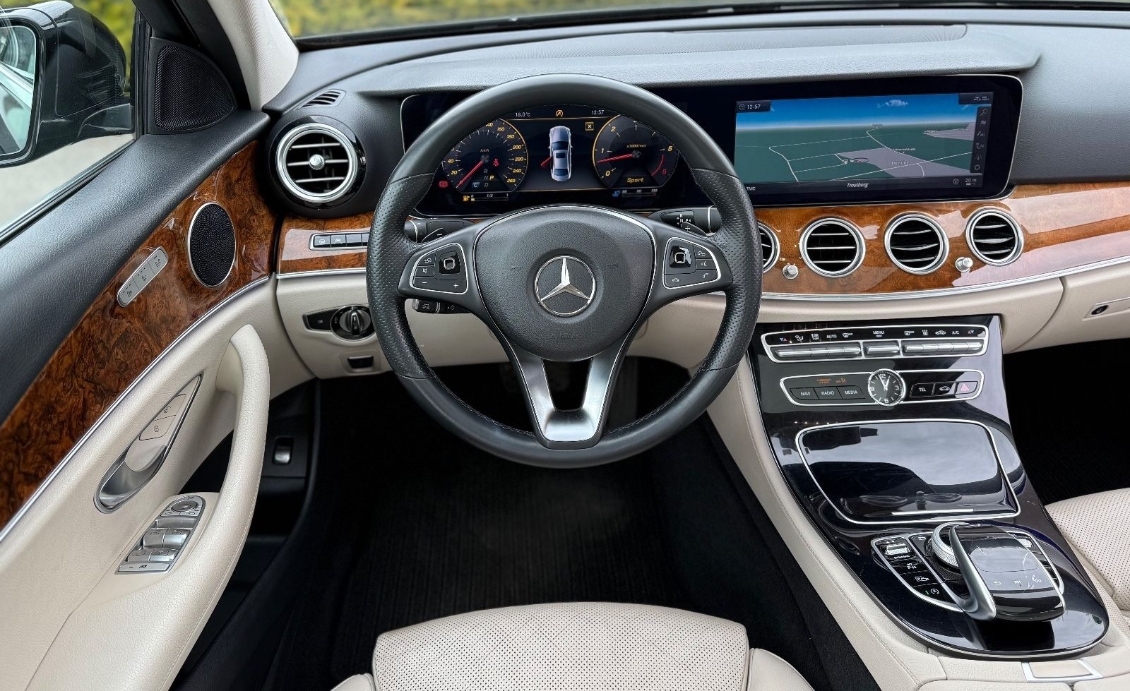 Mercedes-Benz E 350d Limousine*1.HAND*AMG LINE*PANO*LED* foto 33
