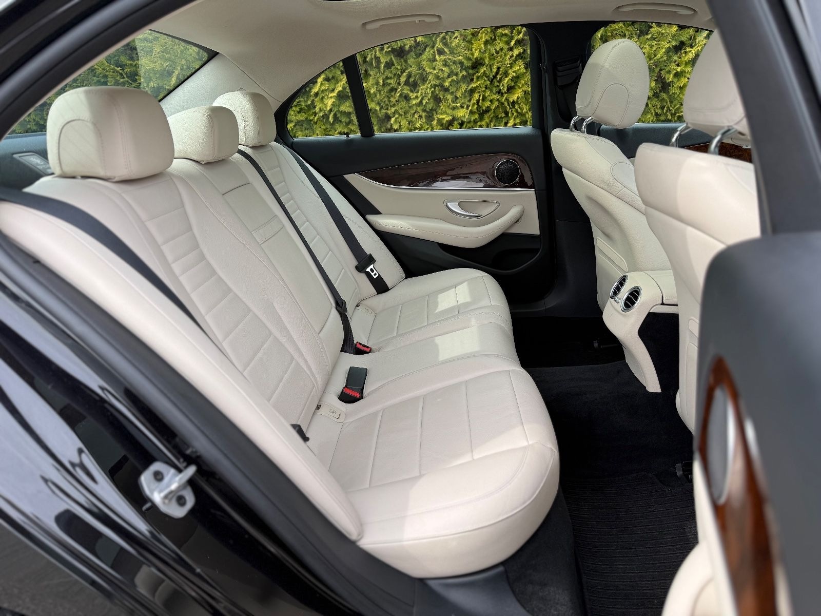 Mercedes-Benz E 350d Limousine*1.HAND*AMG LINE*PANO*LED* foto 48