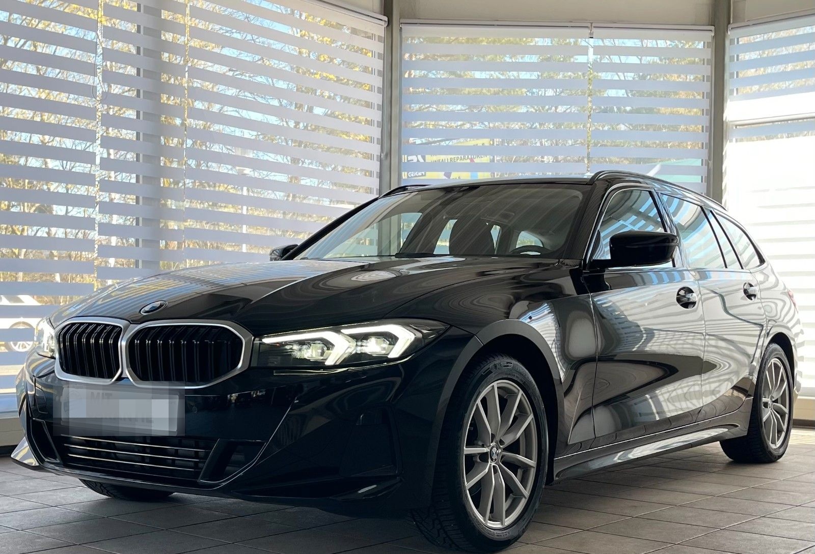 BMW 318i Touring Aut. Neues Model Unfallfrei foto 2