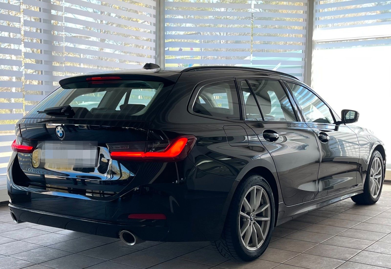 BMW 318i Touring Aut. Neues Model Unfallfrei foto 4