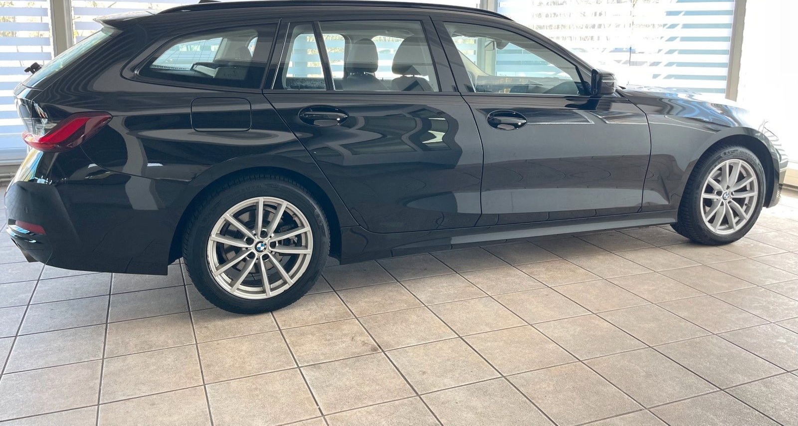 BMW 318i Touring Aut. Neues Model Unfallfrei foto 6