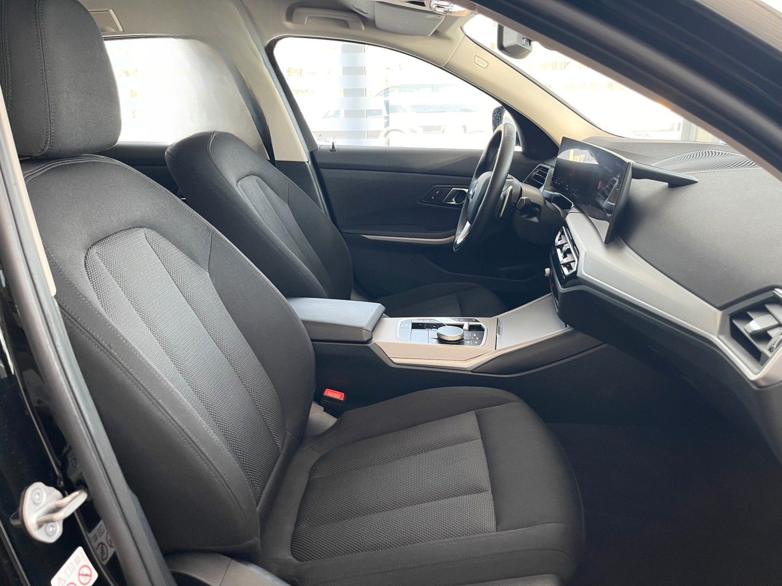 BMW 318i Touring Aut. Neues Model Unfallfrei foto 10