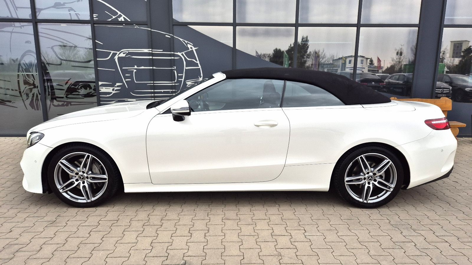Mercedes-Benz Cabrio E 220 d*LED*Navi*Leder*ACC*AMG-Line foto 2