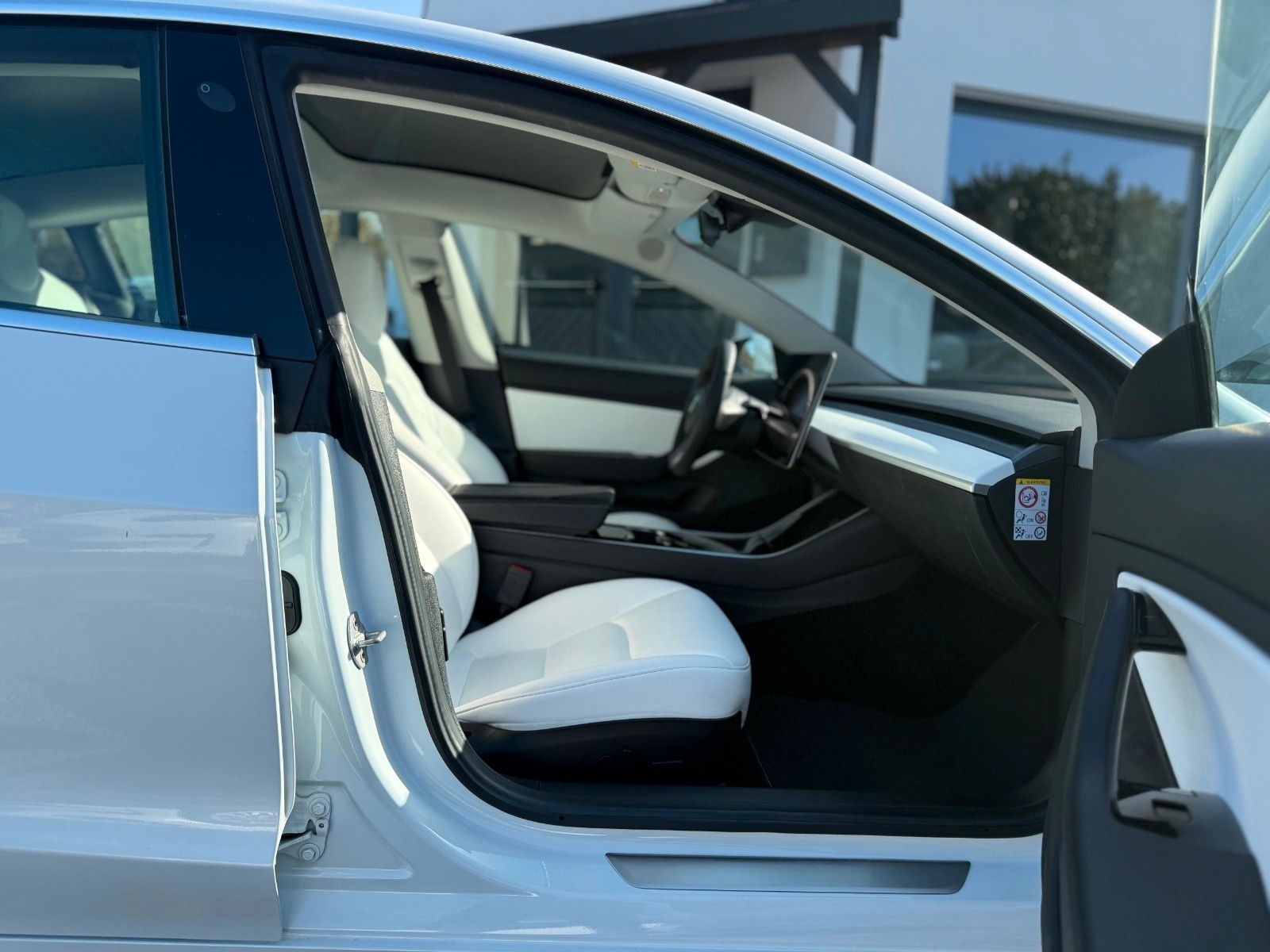 Tesla Model 3 Long Range Dual White-Interior Anhängerk foto 11