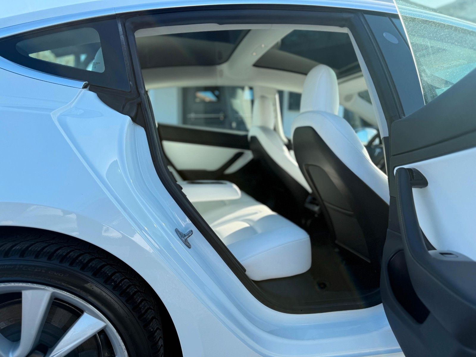 Tesla Model 3 Long Range Dual White-Interior Anhängerk foto 13