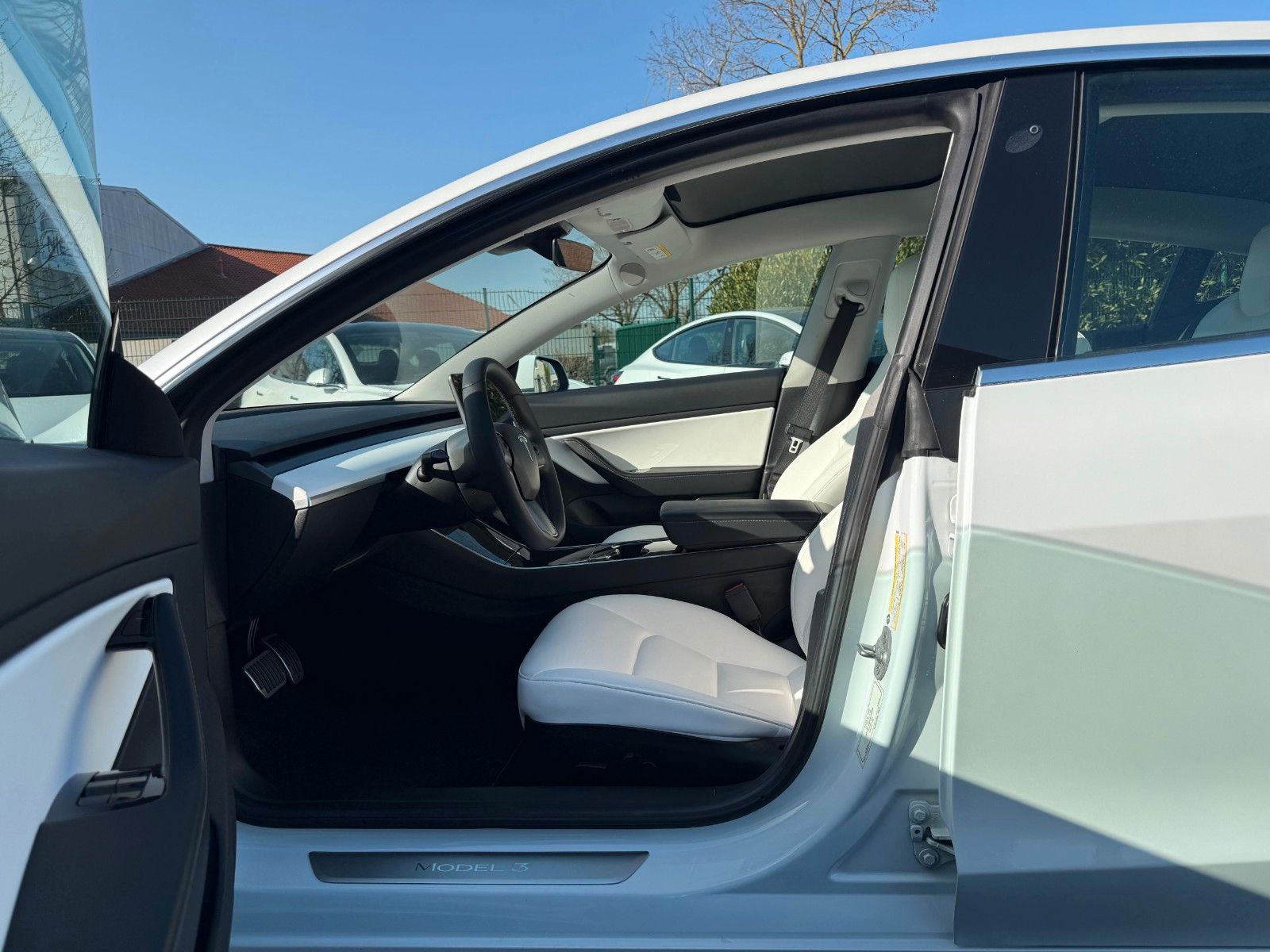 Tesla Model 3 Long Range Dual White-Interior Anhängerk foto 15