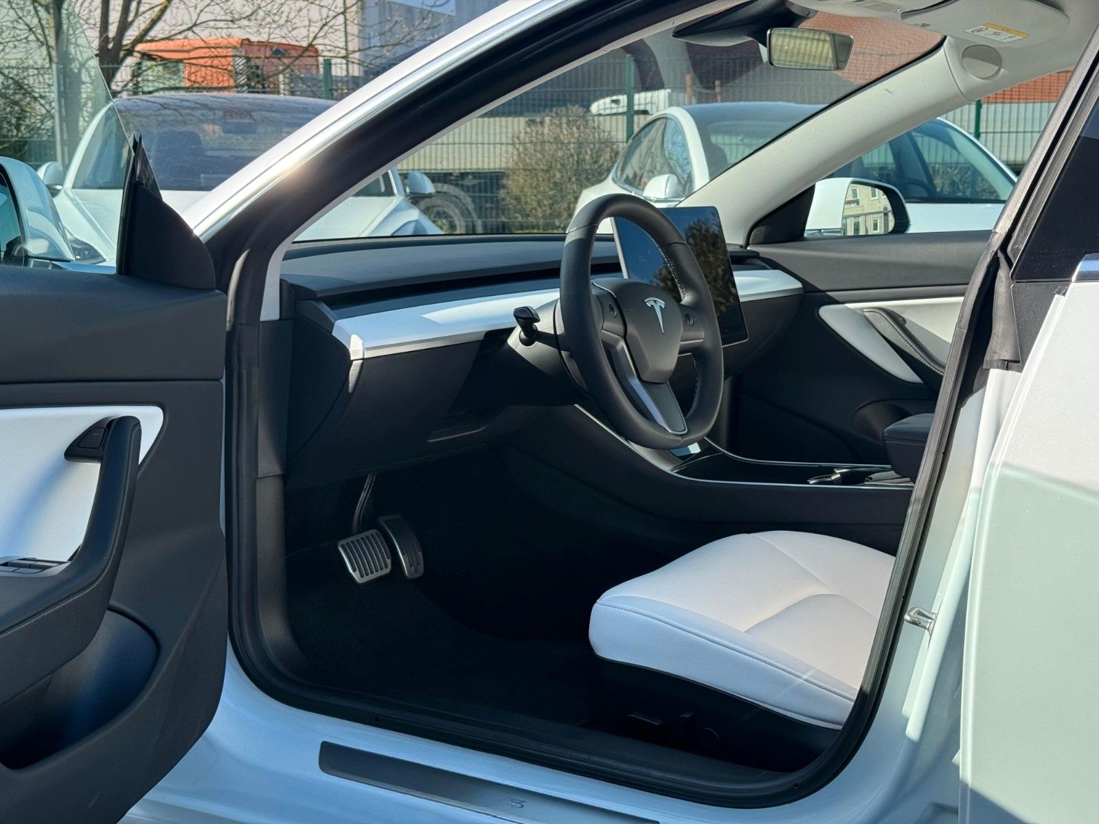 Tesla Model 3 Long Range Dual White-Interior Anhängerk foto 7