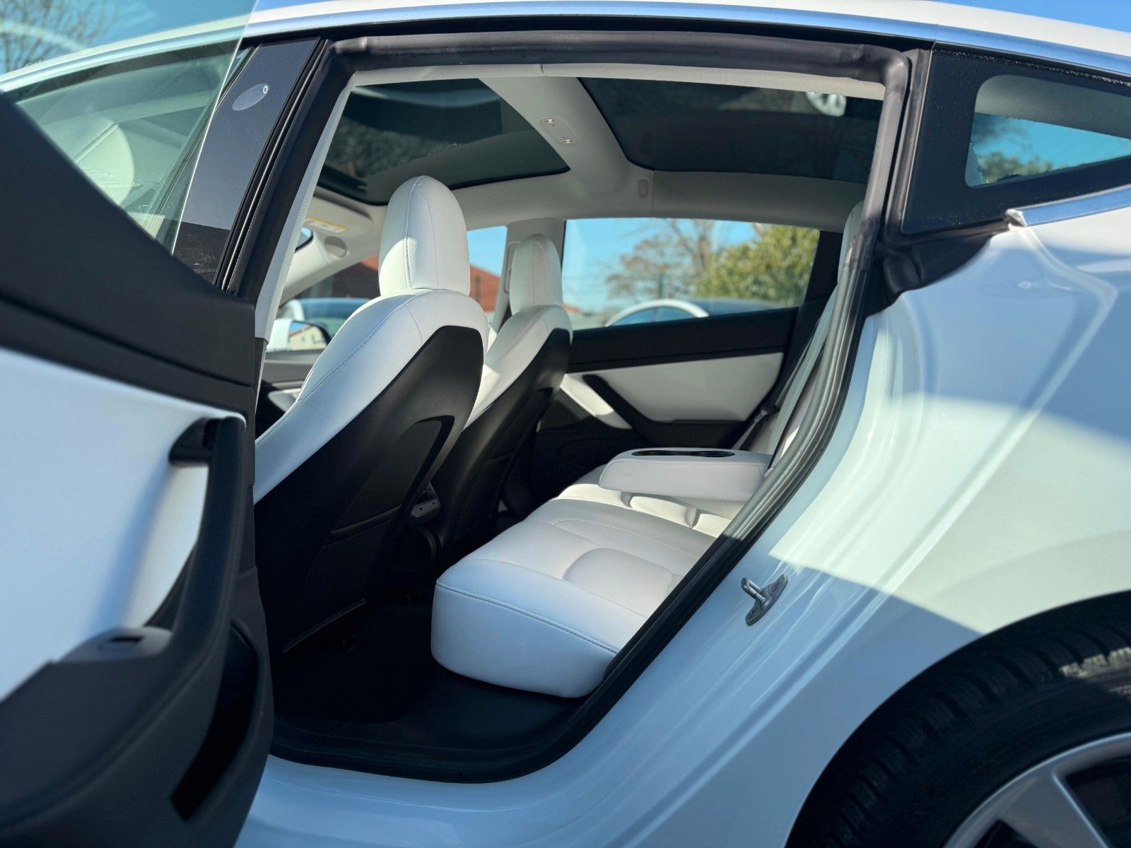 Tesla Model 3 Long Range Dual White-Interior Anhängerk foto 9
