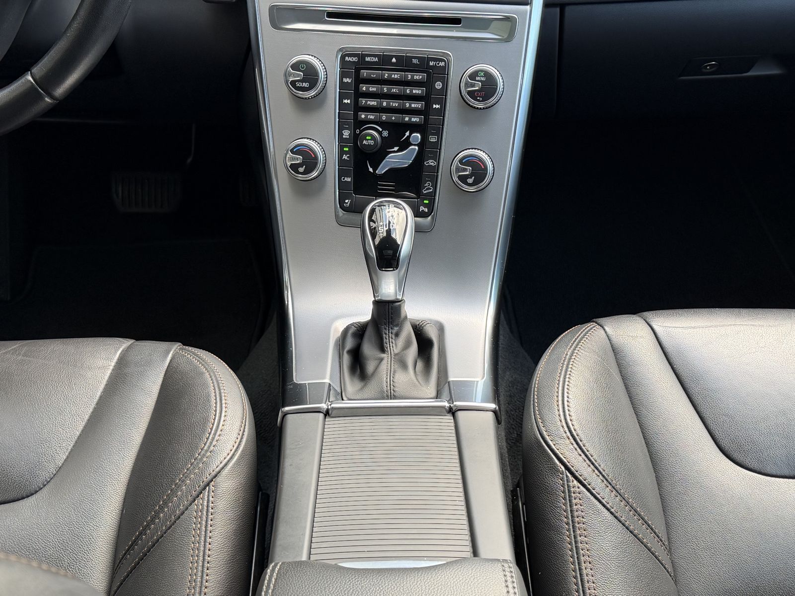 Volvo XC60 D5 Summum AWD Xenon Navi Pano Leder Senus  foto 22