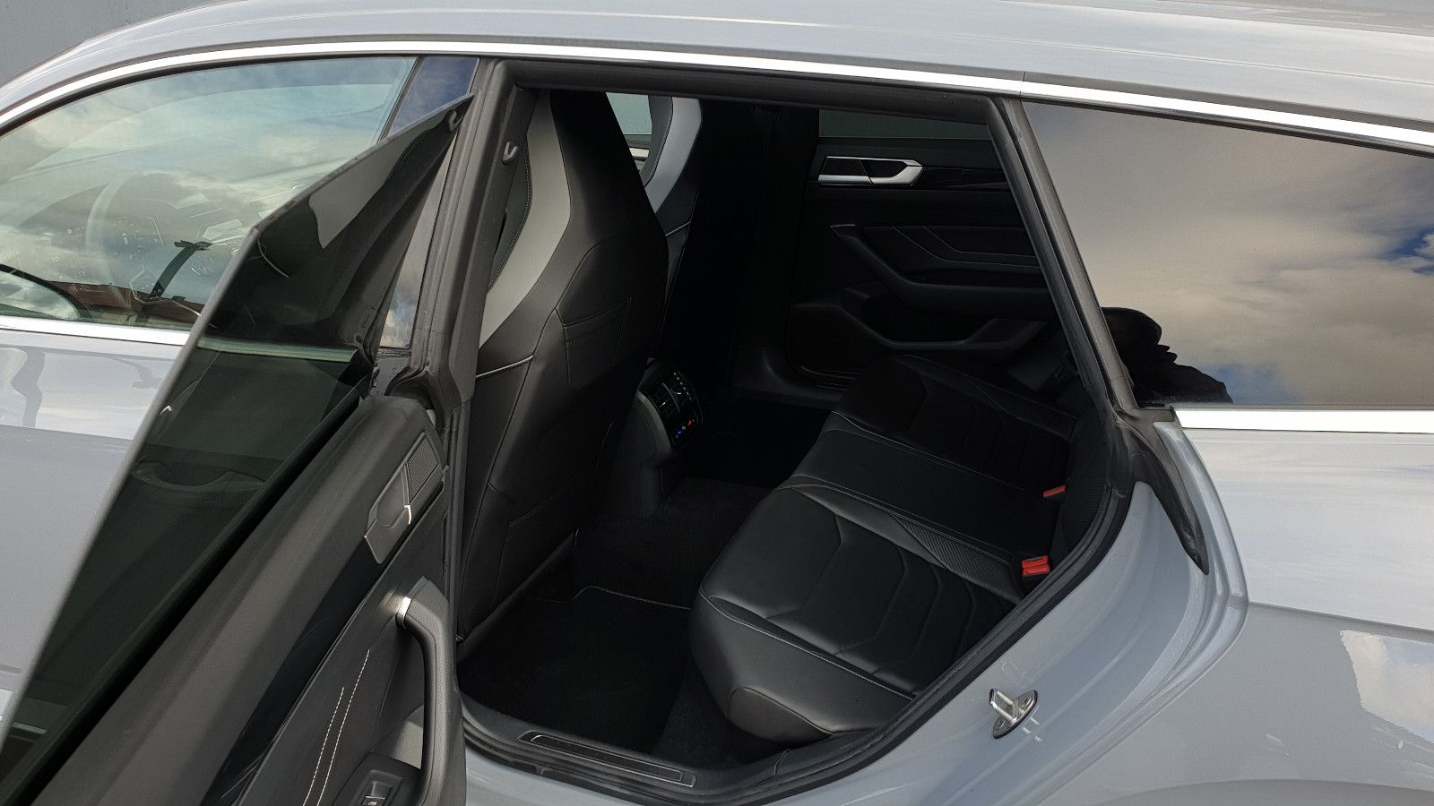 Volkswagen Arteon 2.0 TDI DSG 3 x R-Line Pano/Leder/ACC/360 foto 8