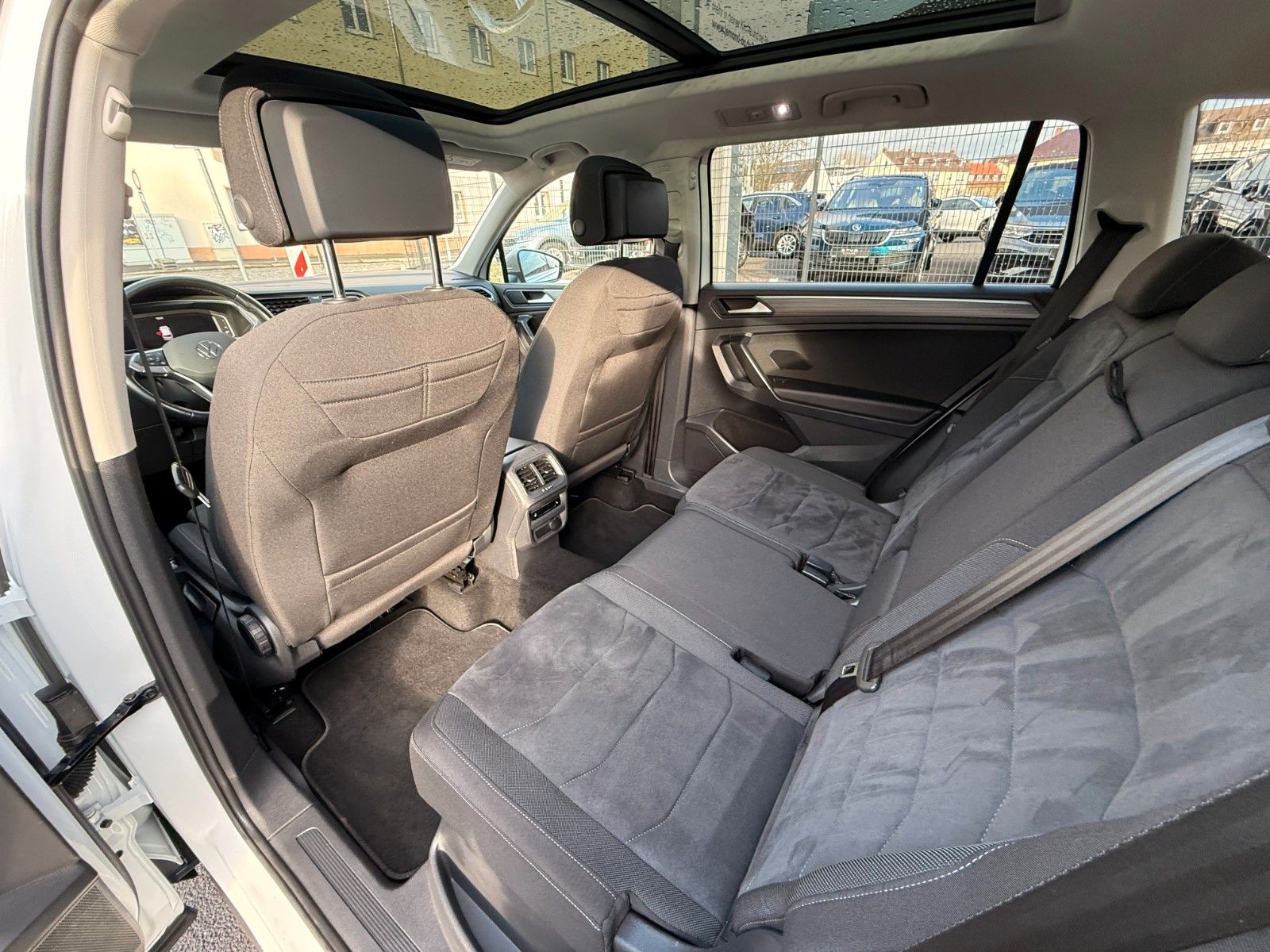 Volkswagen Tiguan 2.0 TDI Allspace Life | Panorama | AHK foto 17
