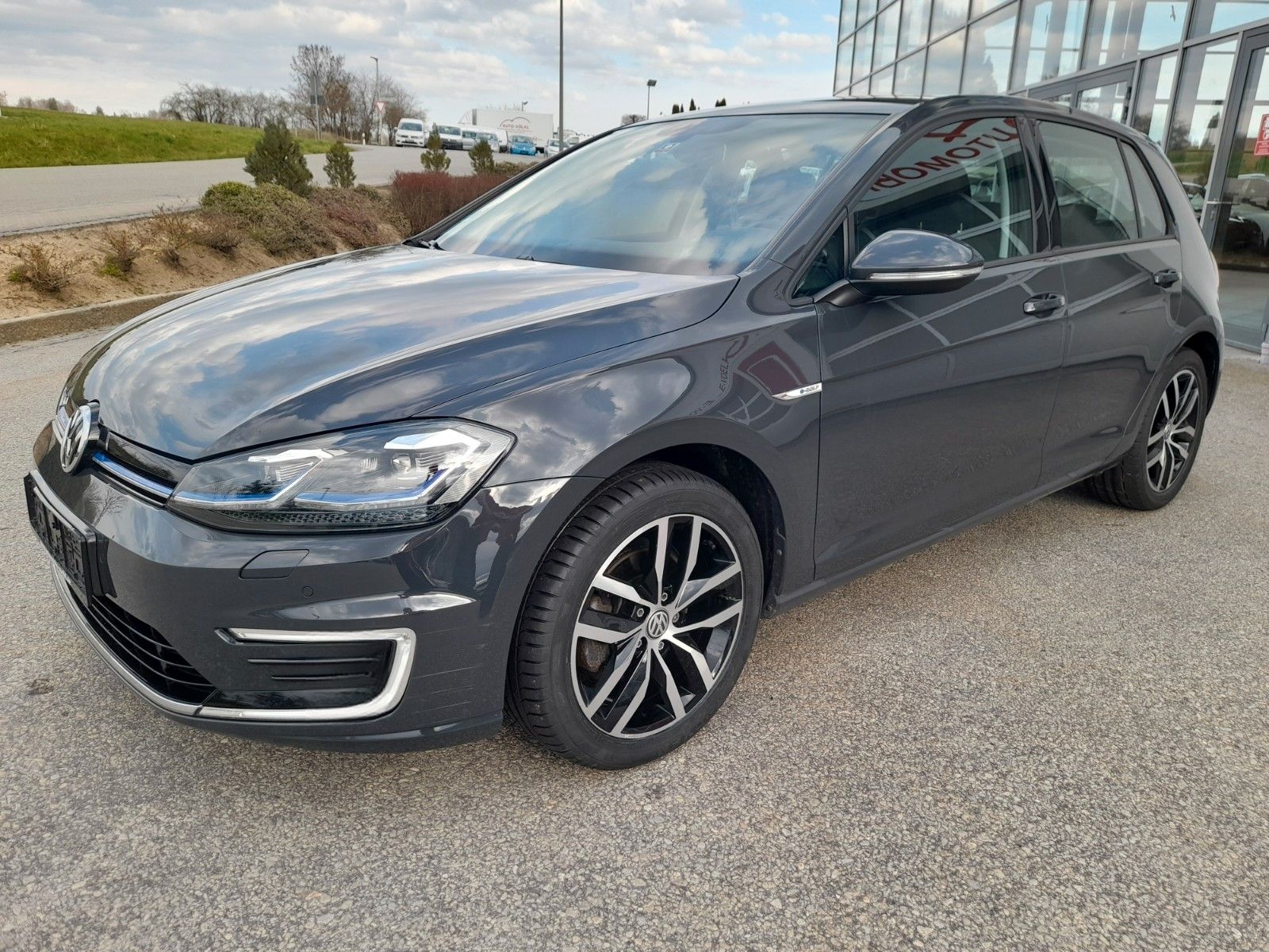 Volkswagen Golf VII Lim. e-Golf LED/NAVI/SHZG/KLIMAAUT foto 2