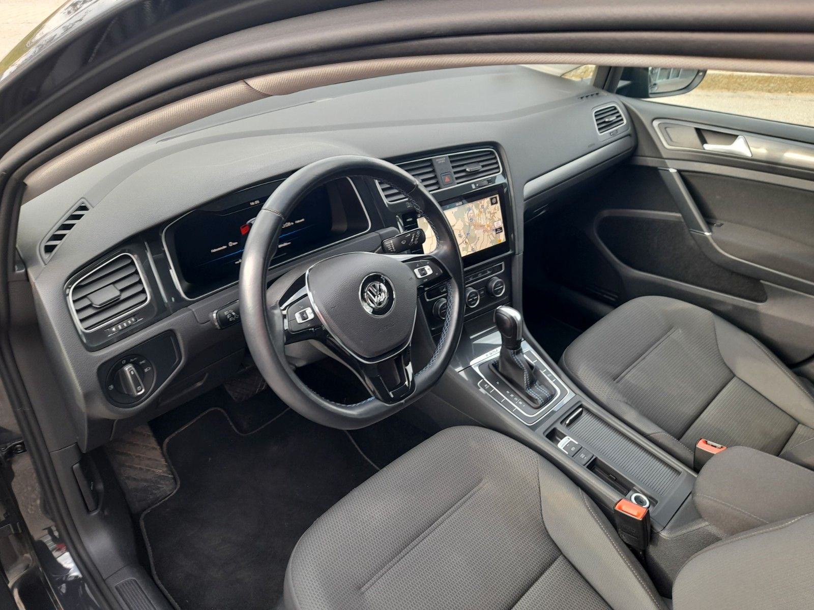 Volkswagen Golf VII Lim. e-Golf LED/NAVI/SHZG/KLIMAAUT foto 5