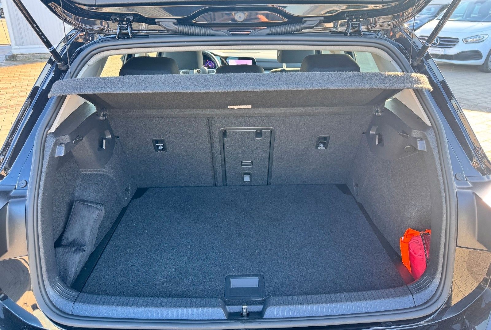 Volkswagen Golf VIII Lim. Life 2.0 TDI /LED/NAVI/AMBIENTE foto 26