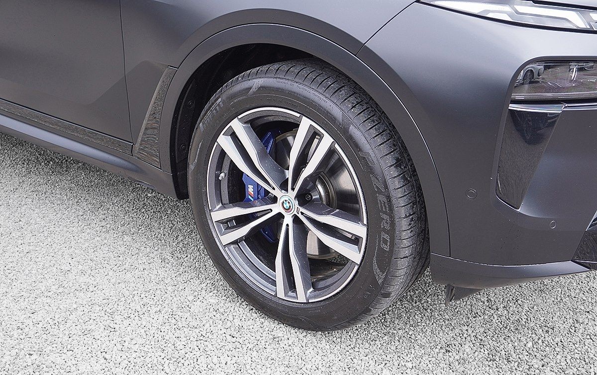BMW X7 M60i Frozen Black LCI AHK Carbon SkyLounge AC foto 2